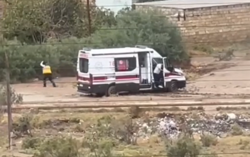 Çağırışa gedən təcili yardım maşını palçığa batdı - VİDEO